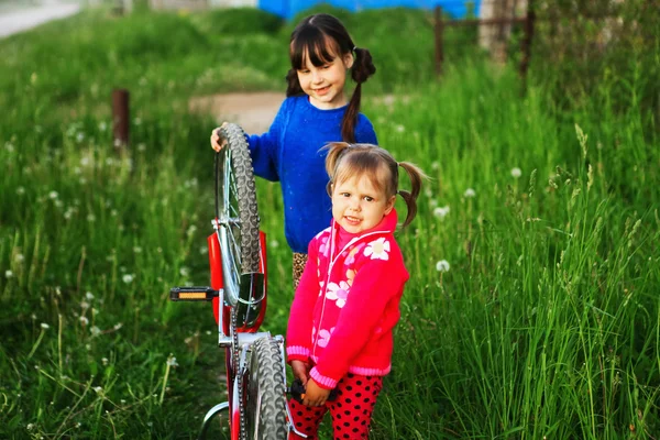 Crianças reparação de bicicleta . — Fotografia de Stock