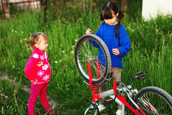 Enfants réparation vélo . — Photo
