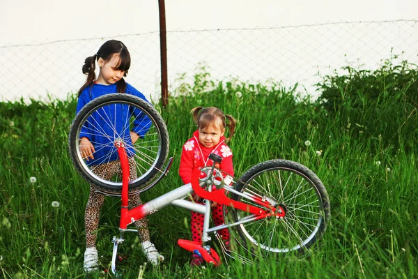 Niños reparan bicicleta . —  Fotos de Stock