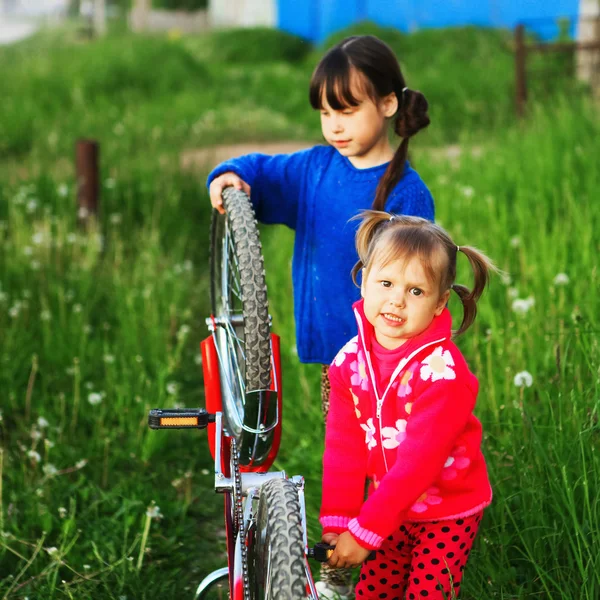 子供たちは、自転車を修理します。. — ストック写真