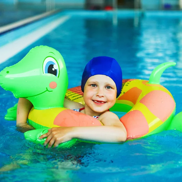 Niños en la piscina . — Foto de Stock