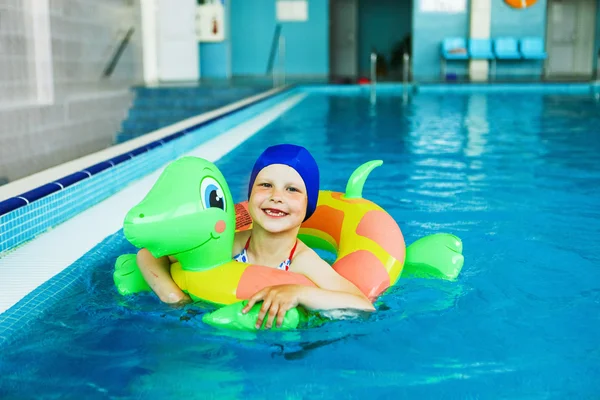 Niños en la piscina . — Foto de Stock