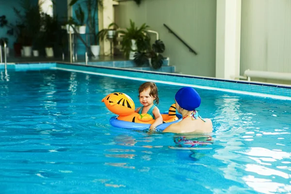 Niños en la piscina . — Foto de Stock