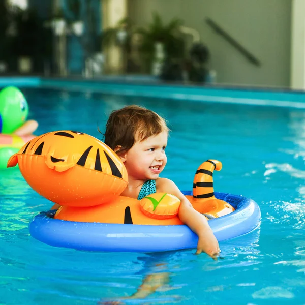 Niños en la piscina . — Foto de Stock