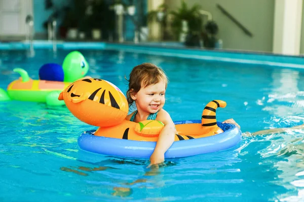 Niños en la piscina . — Foto de Stock