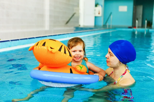 Niños en la piscina . — Foto de Stock