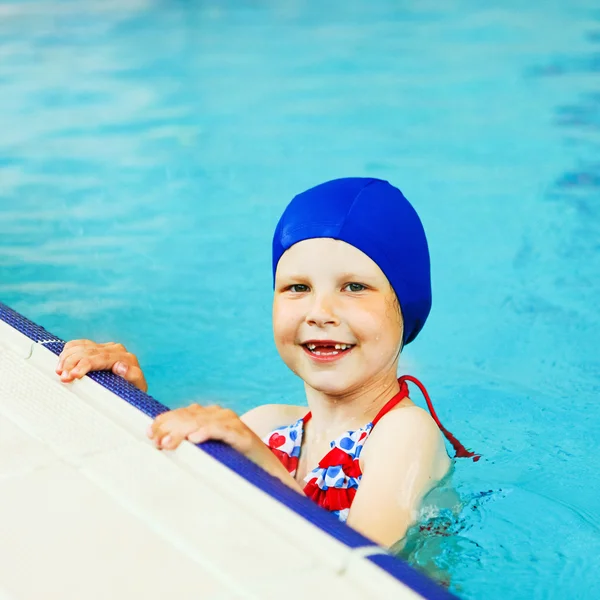 Niños en la piscina . — Foto de Stock