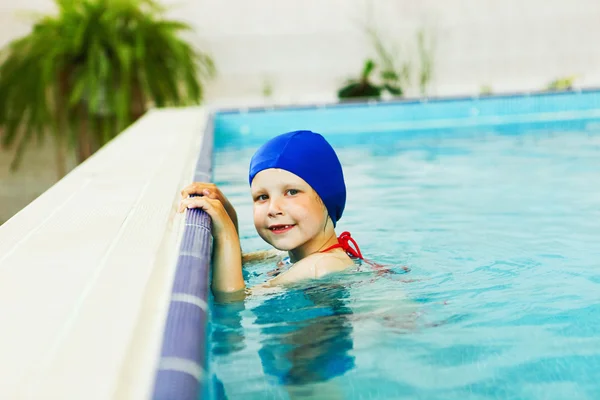 Niños en la piscina . — Foto de Stock