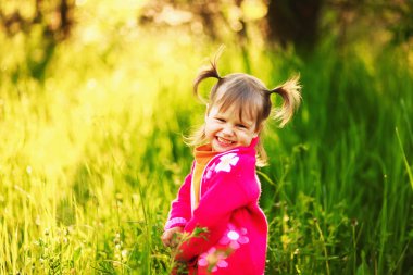 Çocuk mutlu açık havada.