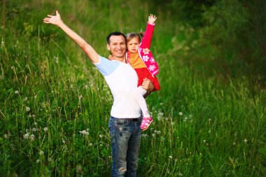 mutlu aile açık havada.