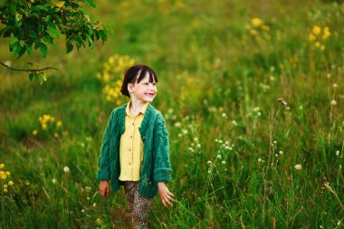 Çocuk mutlu açık havada.