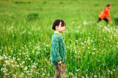 Çocuk mutlu açık havada.