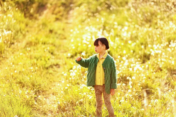 Los niños felices al aire libre . —  Fotos de Stock