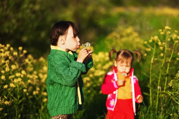 Los niños felices al aire libre . —  Fotos de Stock