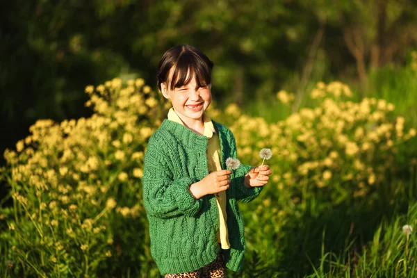 Les enfants heureux à l'extérieur . — Photo