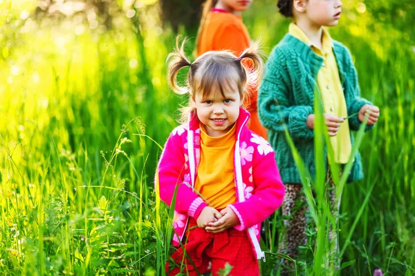 Los niños felices al aire libre . —  Fotos de Stock