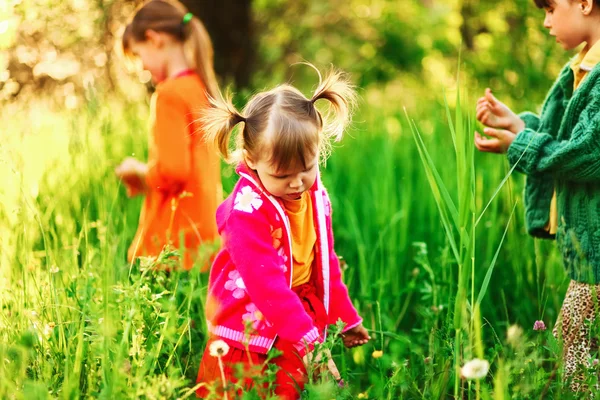 The children happy outdoors. — Stock Photo, Image