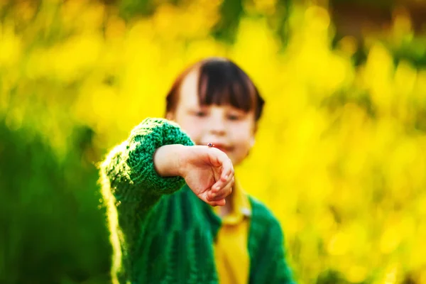 Los niños felices al aire libre . —  Fotos de Stock