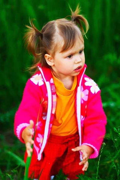 Les enfants heureux à l'extérieur . — Photo