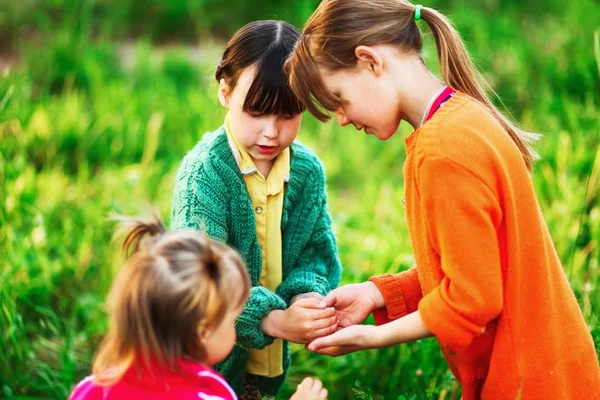 Die Kinder freuen sich im Freien. — Stockfoto