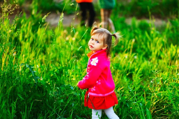 Los niños felices al aire libre . —  Fotos de Stock