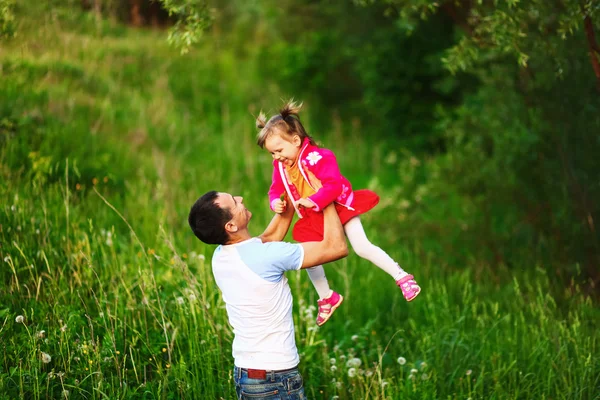 La famiglia felice all'aperto . — Foto Stock