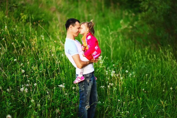 Mutlu aile açık havada. — Stok fotoğraf