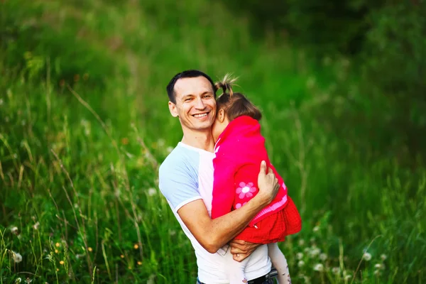 Familjen glad utomhus. — Stockfoto