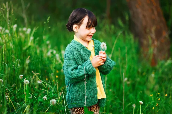 Los niños felices al aire libre . —  Fotos de Stock