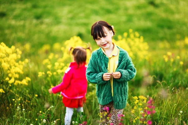 Die Kinder freuen sich im Freien. — Stockfoto