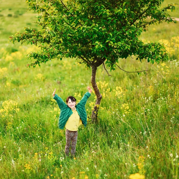 Çocuk mutlu açık havada. — Stok fotoğraf