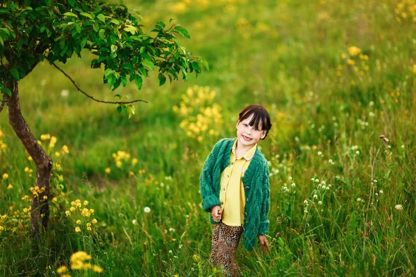 Les enfants heureux à l'extérieur . — Photo