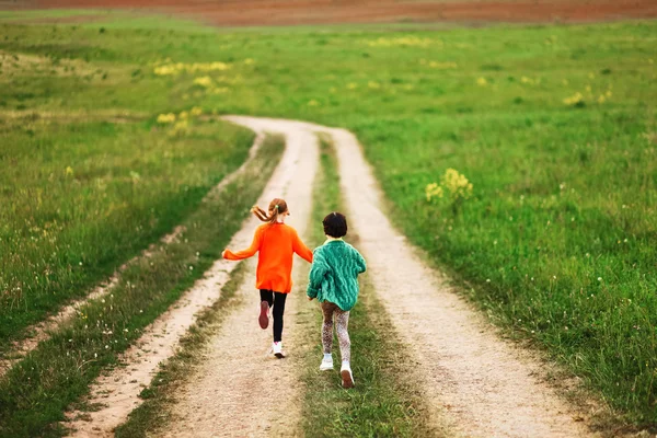 Los niños felices al aire libre . —  Fotos de Stock