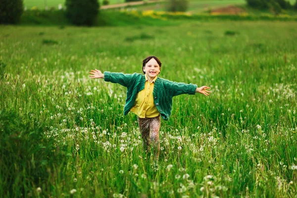 Çocuk mutlu açık havada. — Stok fotoğraf