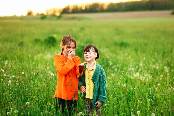As crianças felizes ao ar livre . — Fotografia de Stock