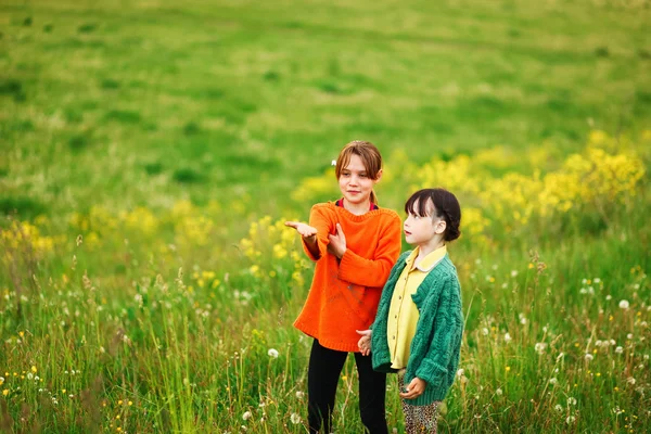 Les enfants heureux à l'extérieur . — Photo