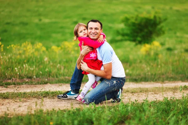 De familie gelukkig buitenshuis. — Stockfoto