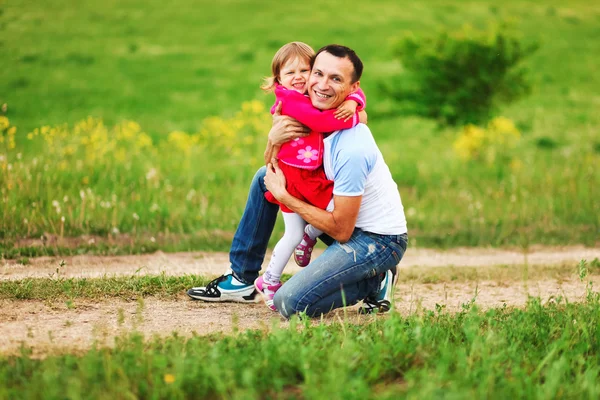 La famiglia felice all'aperto . — Foto Stock