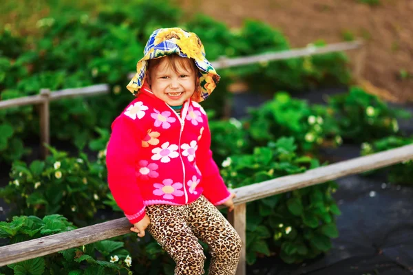 Niños en el jardín . —  Fotos de Stock