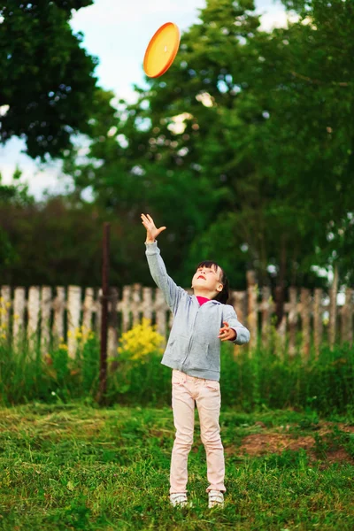 Criança feliz ao ar livre . — Fotografia de Stock