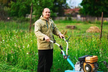 bir adam çim biçme.