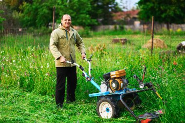 bir adam çim biçme.