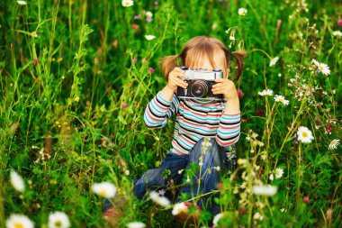 Çocuk fotoğrafçı.
