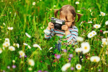 Çocuk fotoğrafçı.