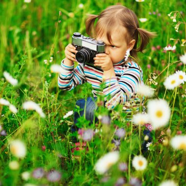 Çocuk fotoğrafçı.