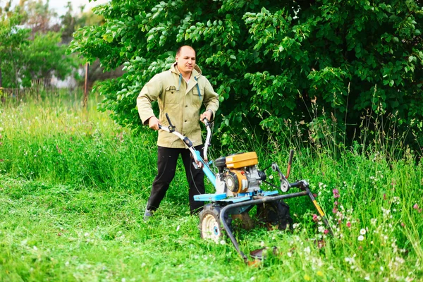 A man mowing the grass. — Stock Photo, Image