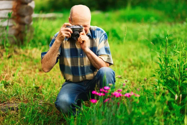 The couple outdoors. — Stock Photo, Image