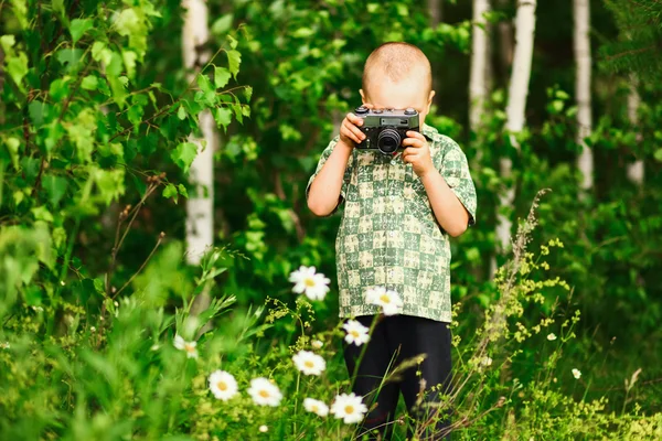 El niño fotógrafo . —  Fotos de Stock