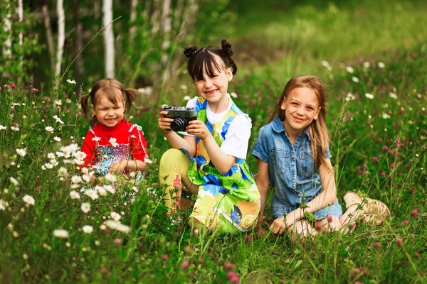 O fotógrafo infantil . — Fotografia de Stock