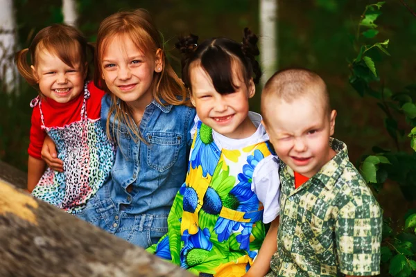 Παιδιά την ευτυχία σε εξωτερικούς χώρους. — Φωτογραφία Αρχείου